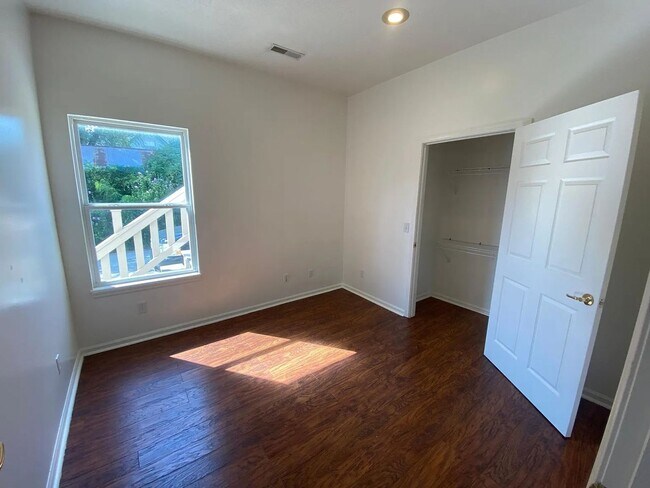 Building Photo - 404 S Marion St