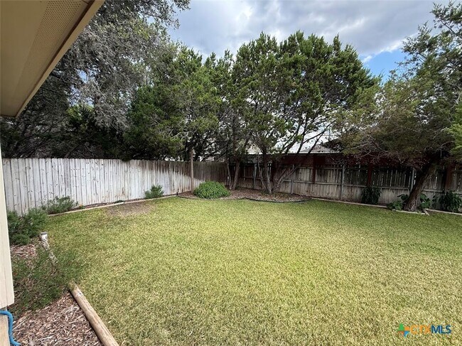 Building Photo - 1608 Lakeview Dr
