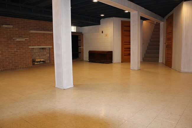 Building Photo - 7615 W Devon Ave