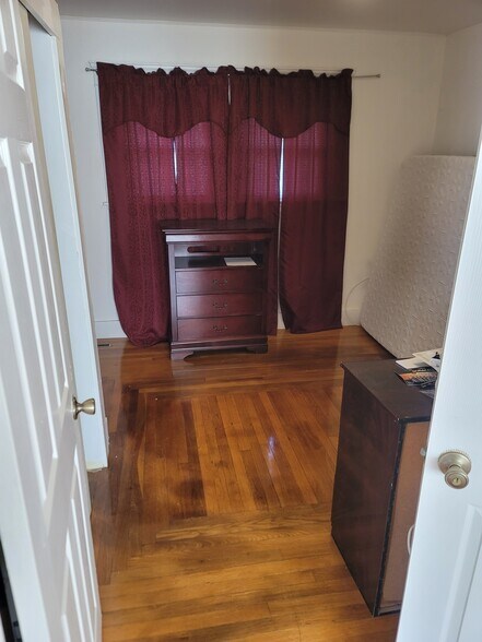 Building Photo - 94 Gill St