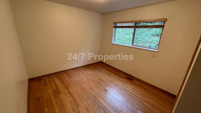 Building Photo - **$500 off** 2BD I 1BA + Parking - SW PDX