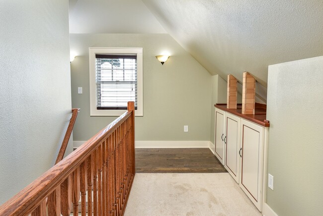 Building Photo - 4 Bedroom 2 Bathroom Home in Salem