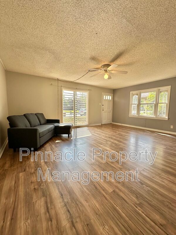 Building Photo - 310 S Van Buren St