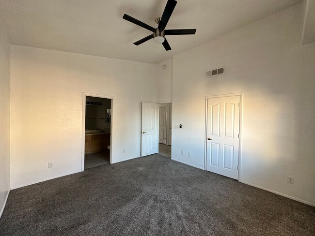 Building Photo - Beautiful 2 Master Bedroom Townhouse!!