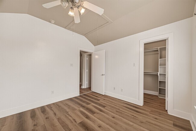 Building Photo - 5941 S Loop E