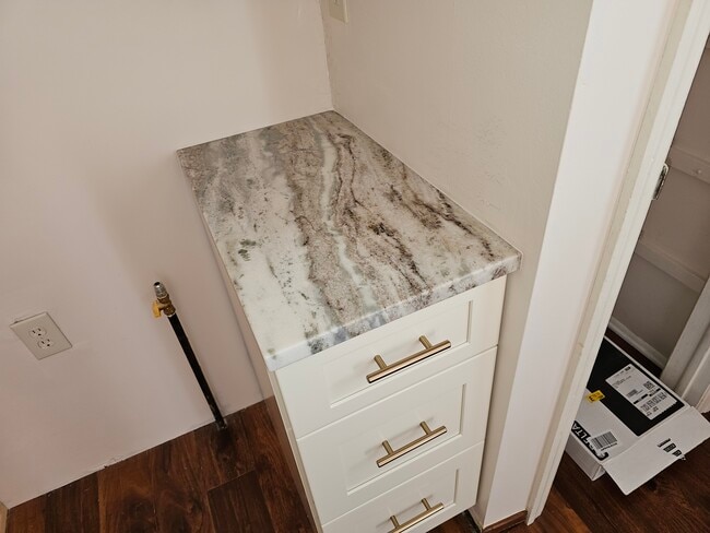 Building Photo - 619 Dlyn St