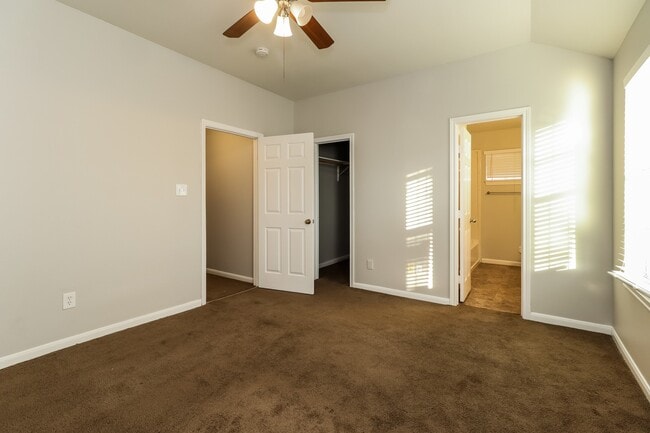 Building Photo - 4939 N Cancun Dr