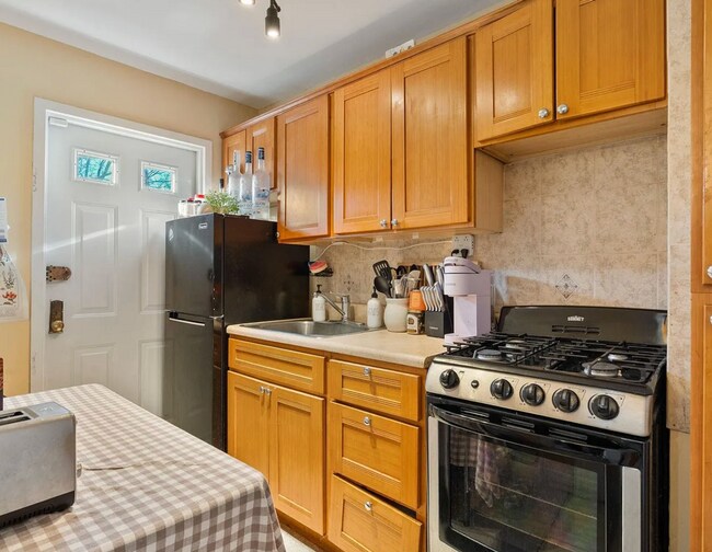 Building Photo - 2 Kitchen Home in Woodhaven