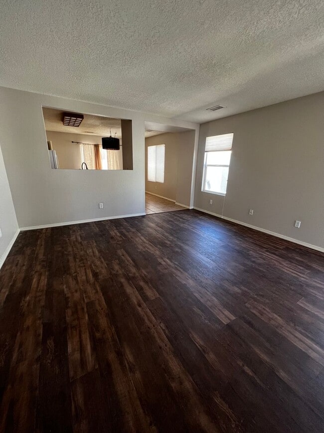 Building Photo - Beautiful 3 bedroom 2 bathroom home.