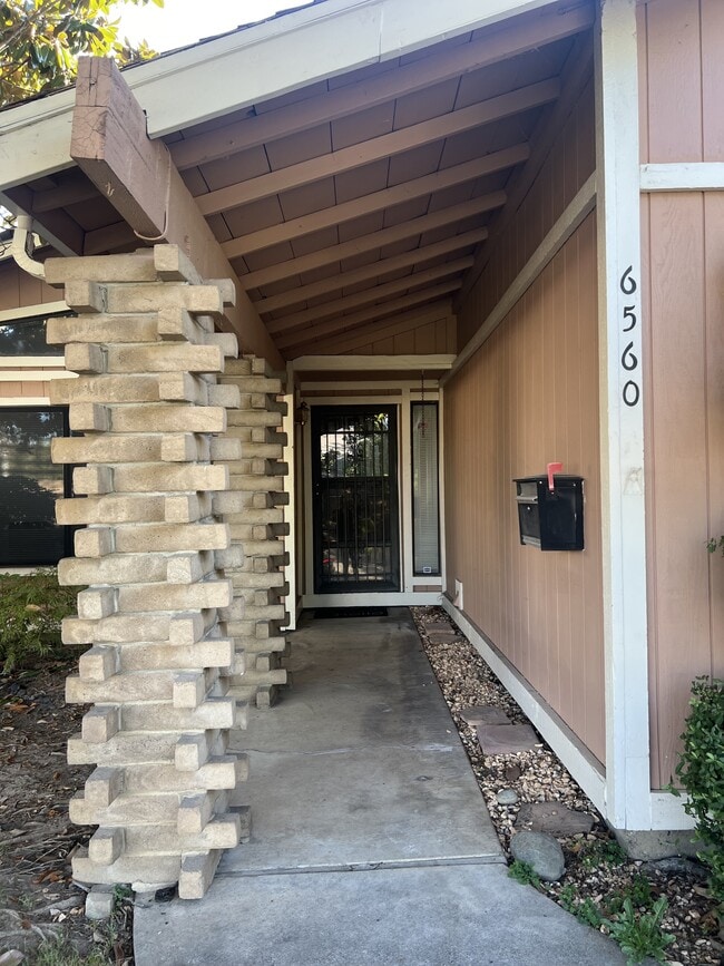 Building Photo - 6560 Oakcreek Way