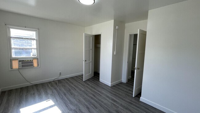 Building Photo - 2425 Silver Lake Blvd