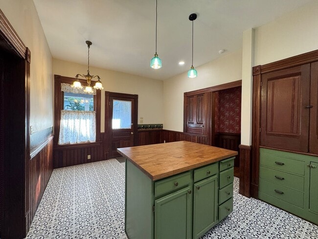 Building Photo - 801 Summer St