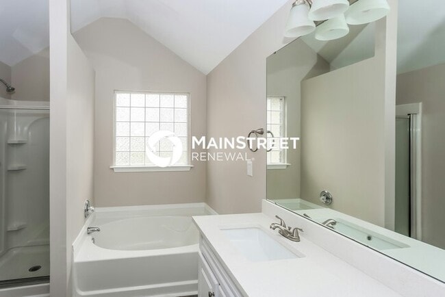 Building Photo - 4 Bedroom Pet-Friendly Home in CHARLOTTE, NC with Main Street Renewal