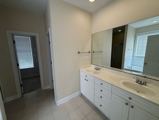 Building Photo - 3 Bed 2 Bath Home on Greenville Loop