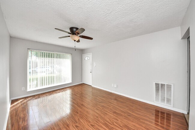 Building Photo - 12610 Chiswick Rd