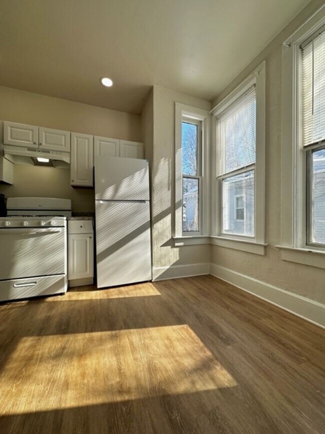 Building Photo - Beautiful 1 Bedroom 1 Bath Lower Duplex-Av...