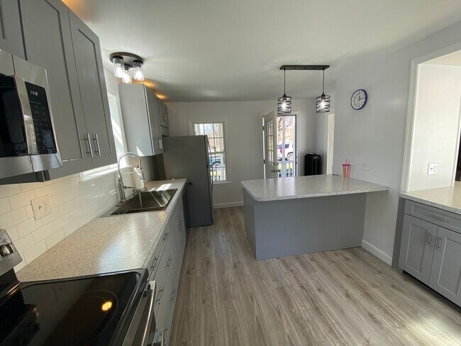 Building Photo - 74 Moore Ave