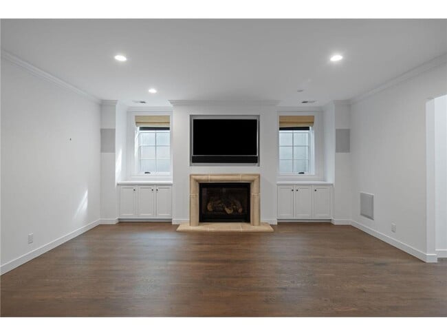 Building Photo - 2820 W Lake of the Isles Pkwy