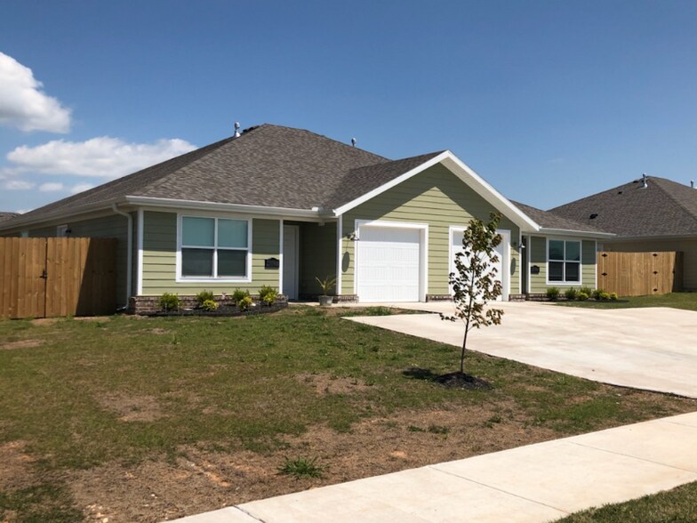 Building Photo - 613 W Christopher Dr