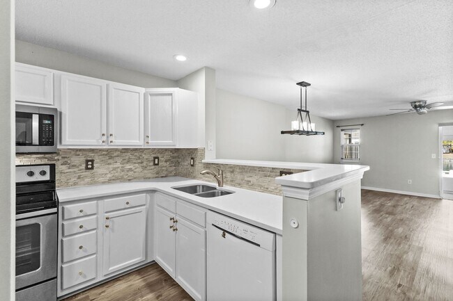 Building Photo - Charming Townhome with Water Views near The Market Common!