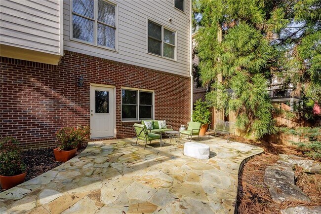 Building Photo - 2075 Willshire Glen