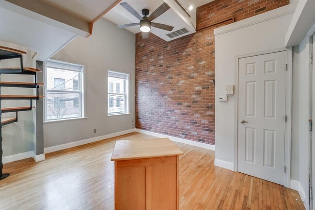Building Photo - 519 Monroe St