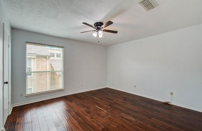 Building Photo - 926 Memorial Village Dr