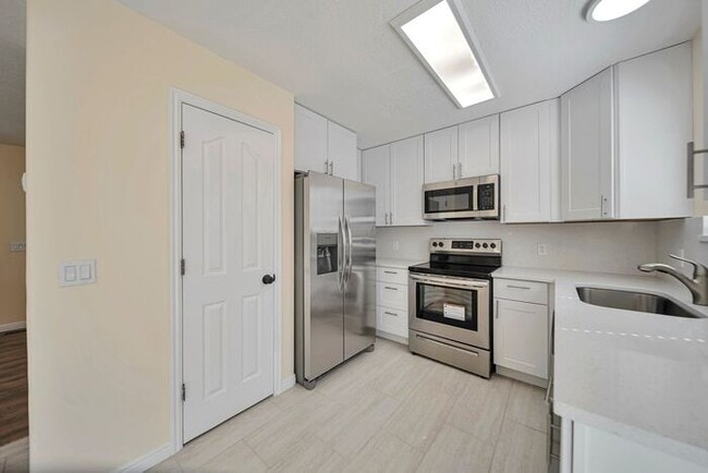 Building Photo - Awesome remodel home in great location w a...
