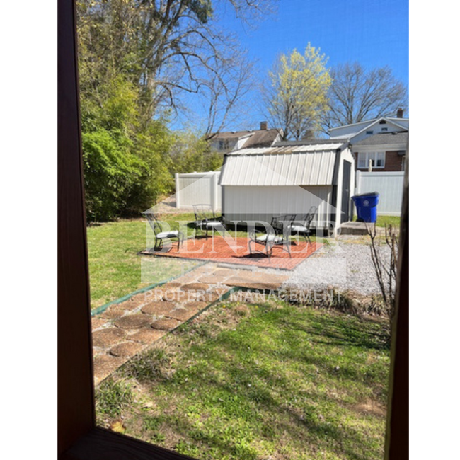 Building Photo - ADORABLE COTTAGE-STYLE HOME