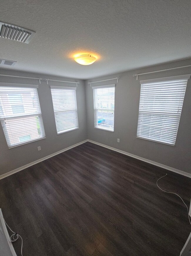 Building Photo - Beautiful 2/2.5 ***All included*** Interne...