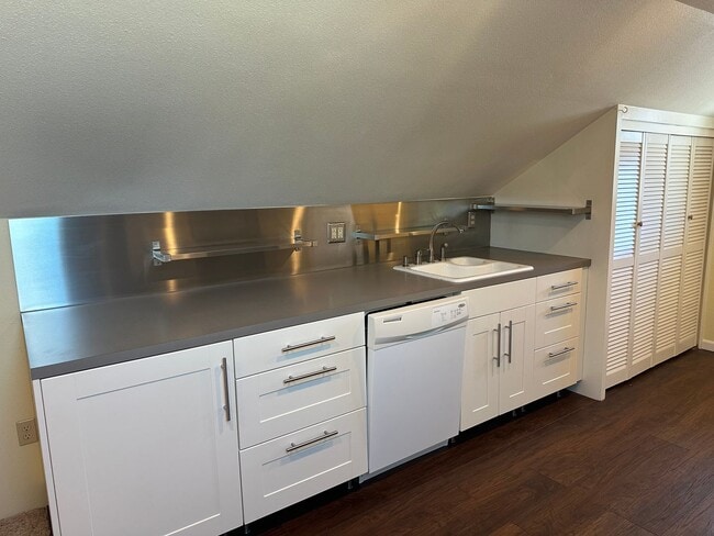 Building Photo - Updated 1 bed, 1 bath in Eugene!