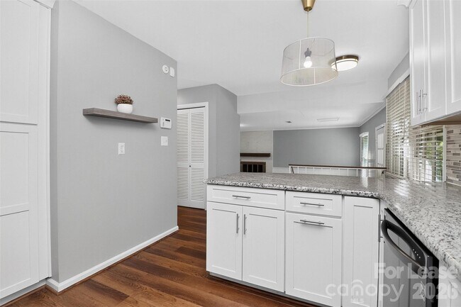 Building Photo - 2438 Knickerbocker Dr