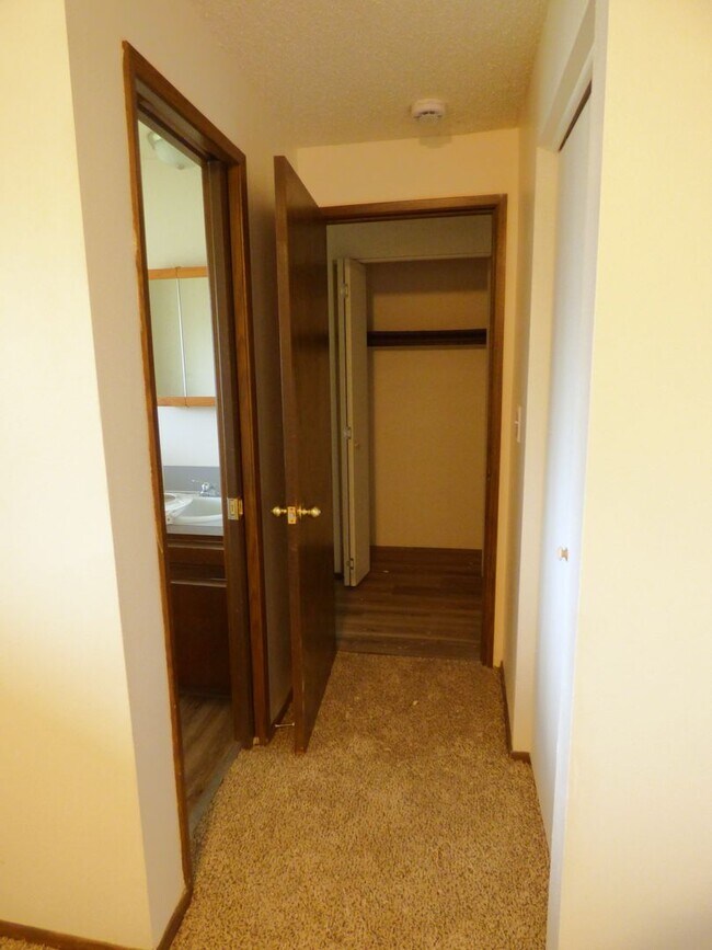 Building Photo - Rent Special: 1/2 Off April's Rent!!