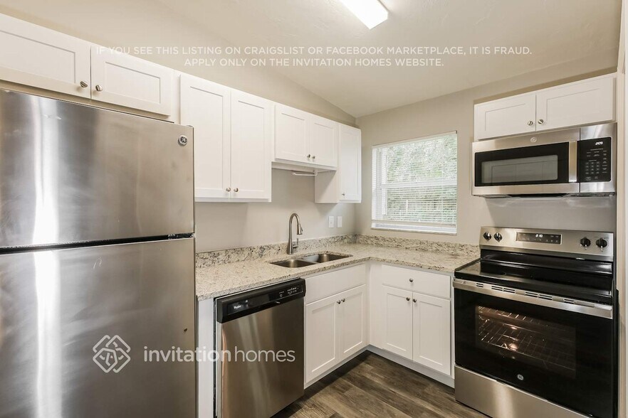 Building Photo - 813 E River Dr