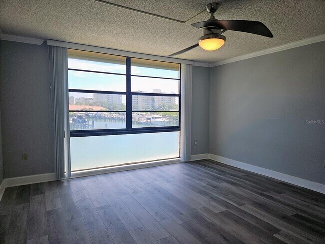 Building Photo - 7600 Sun Island Dr S