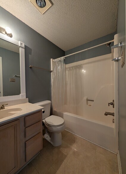 Full guest bath - 2011 Dylan Dr