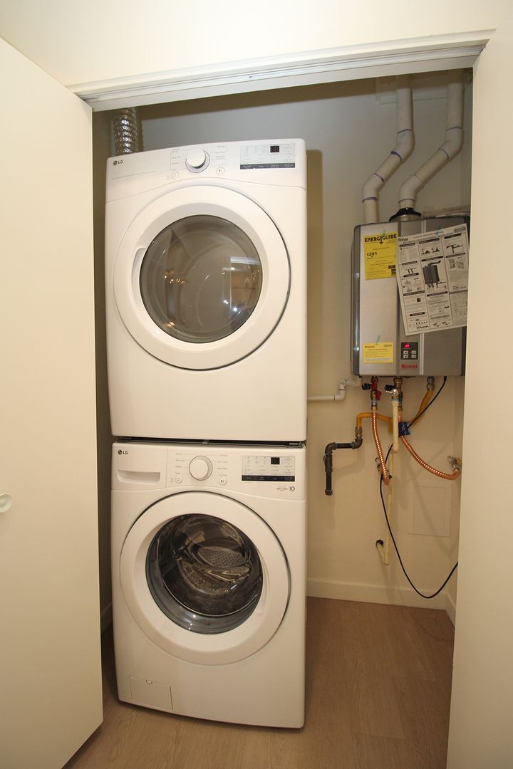 Building Photo - 7530 N Richmond Ave