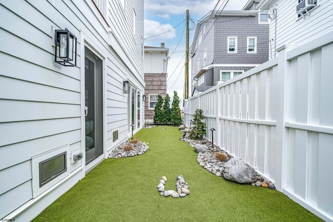 Building Photo - 108 S Martindale Ave