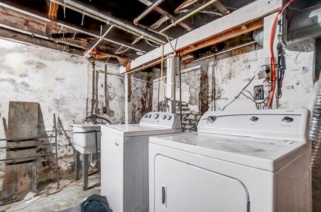 Building Photo - Clifton House For 2026-2027 With Parking Lot!