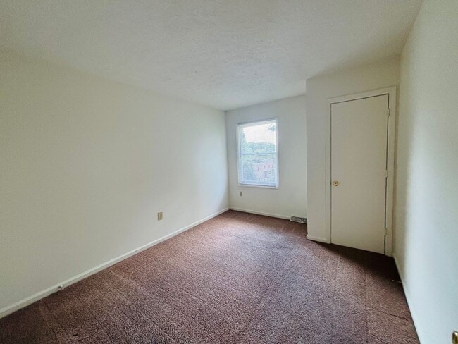 Building Photo - 4 Bedroom 2.5 Bath Townhouse