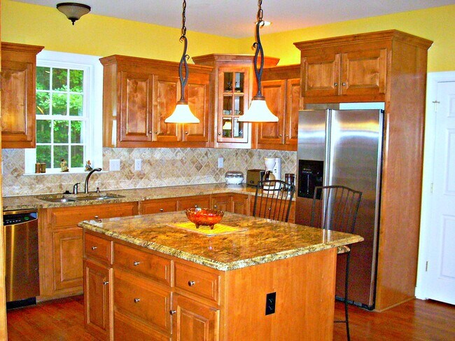 Building Photo - 3-4 BR / 2.5 BA Lovely Two-Story in The Highlands