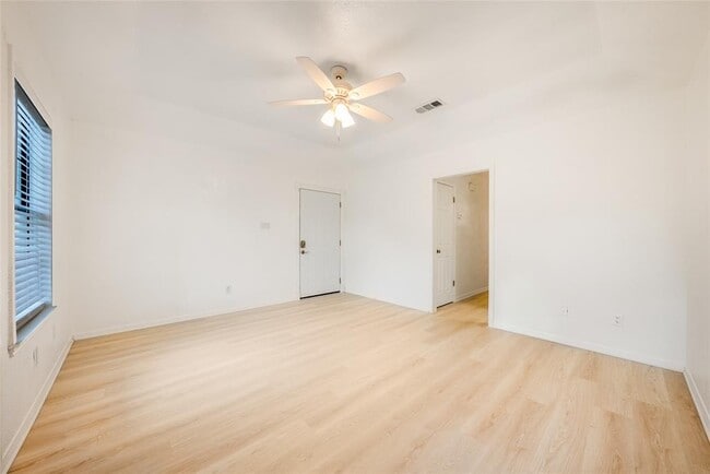 Building Photo - 1702 Ireland Dr
