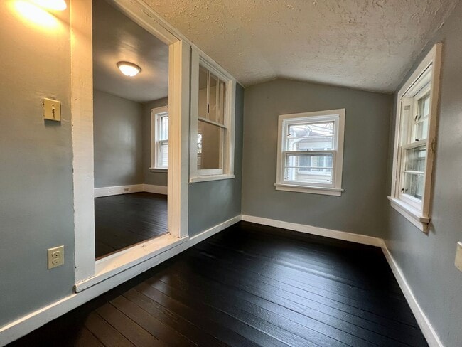 Building Photo - Spacious super clean 3 BR home close to Ba...