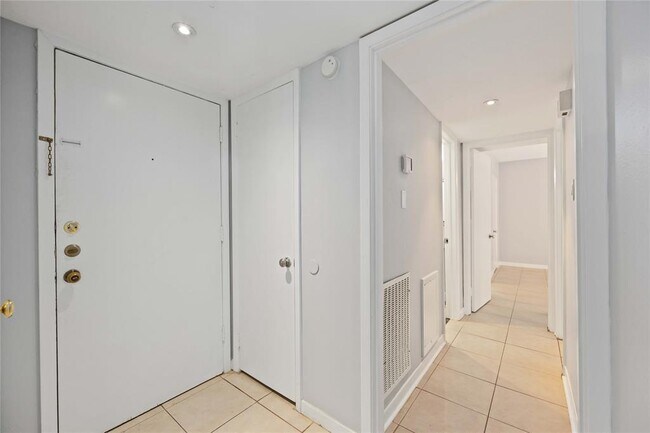 Building Photo - 2822 Briarhurst Dr