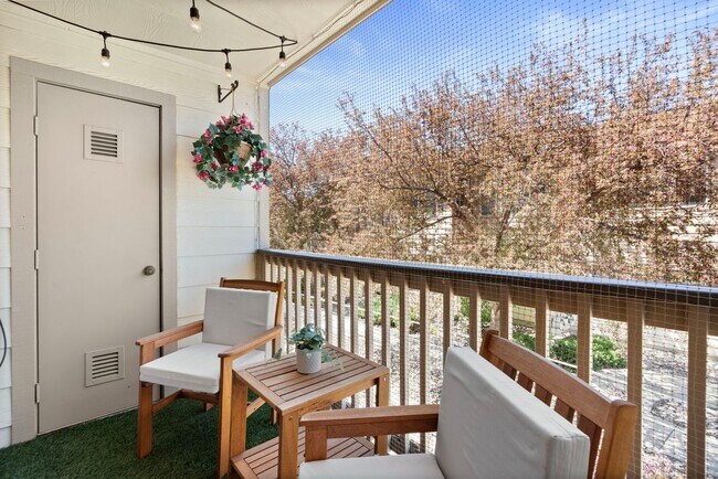 Building Photo - Best 2 Bed, 2 Bath Condo in Willow Ranch.