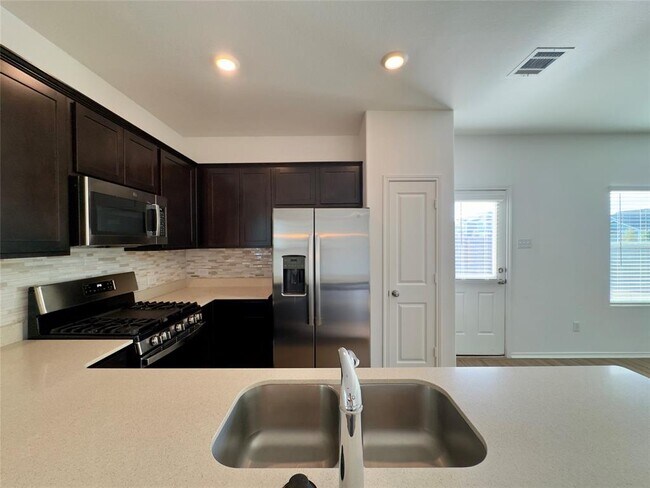 Building Photo - 512 Gabbro Gdns