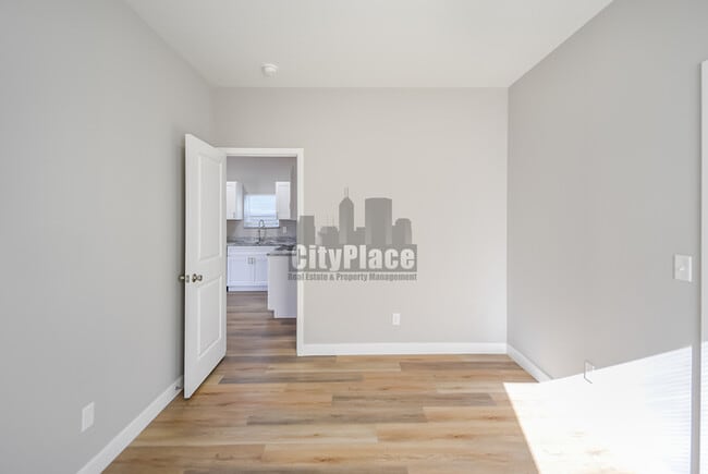 Building Photo - 2809 E Riverside Dr