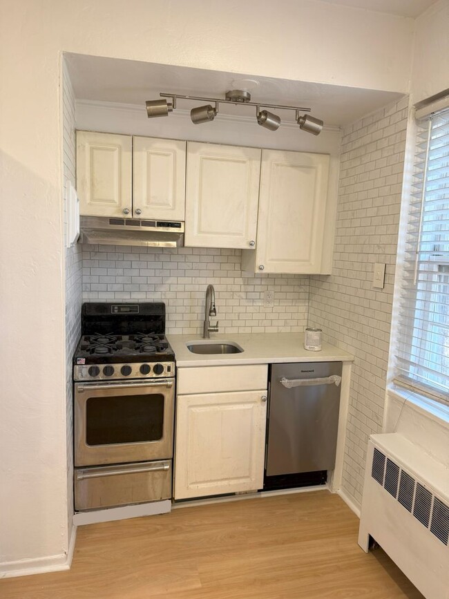 Building Photo - 732 North Terrace