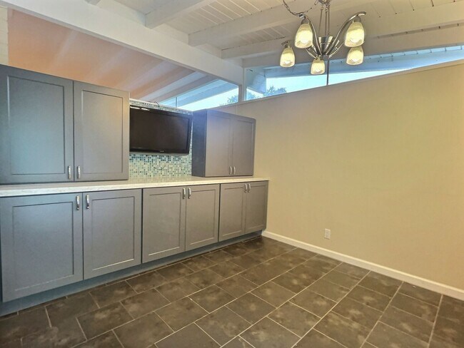 Building Photo - 5 BD / 4 BA - Stunning Mountain View Home ...