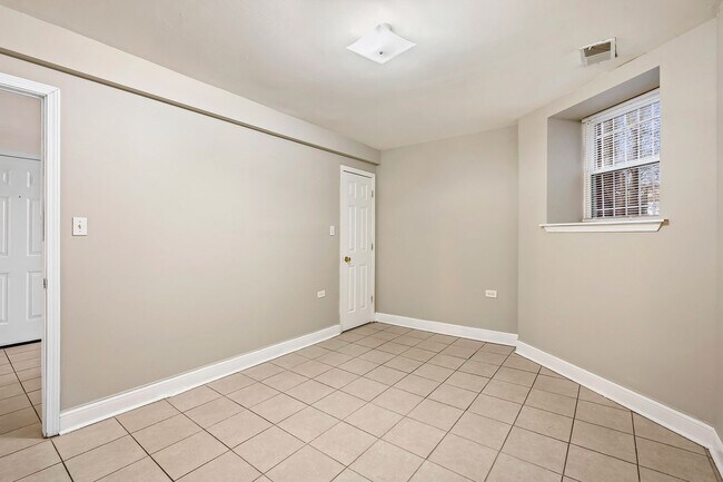 Building Photo - 4851 S Prairie Ave